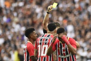 Wendell recebe cartão amarelo — cartões São Paulo