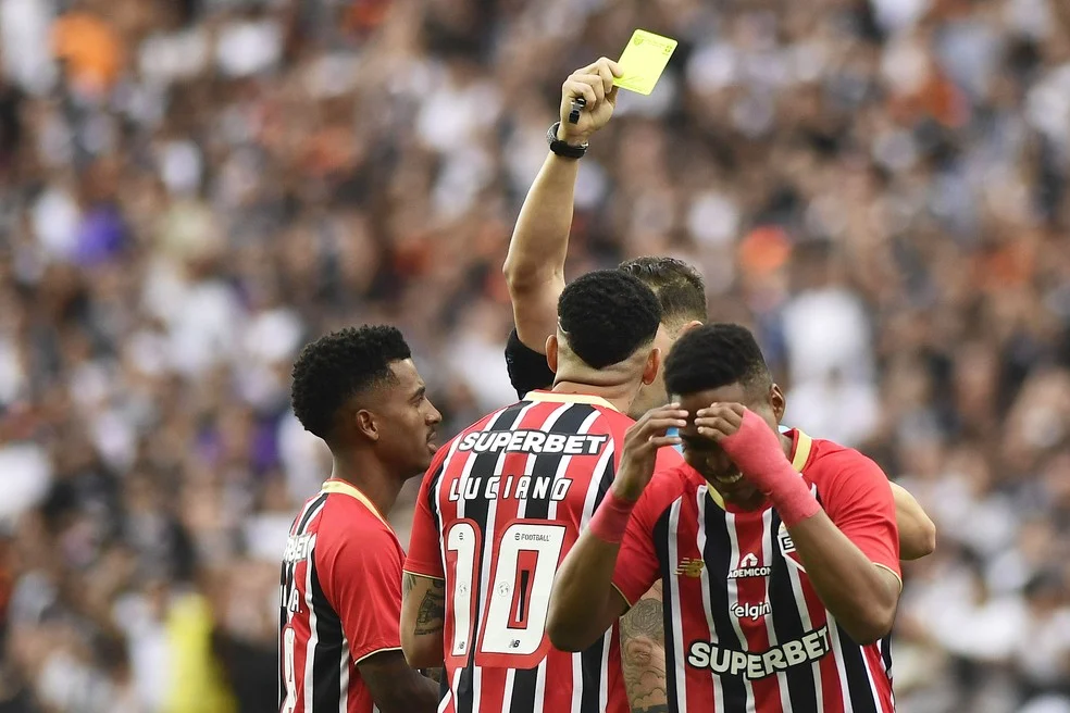 Wendell recebe cartão amarelo — cartões São Paulo