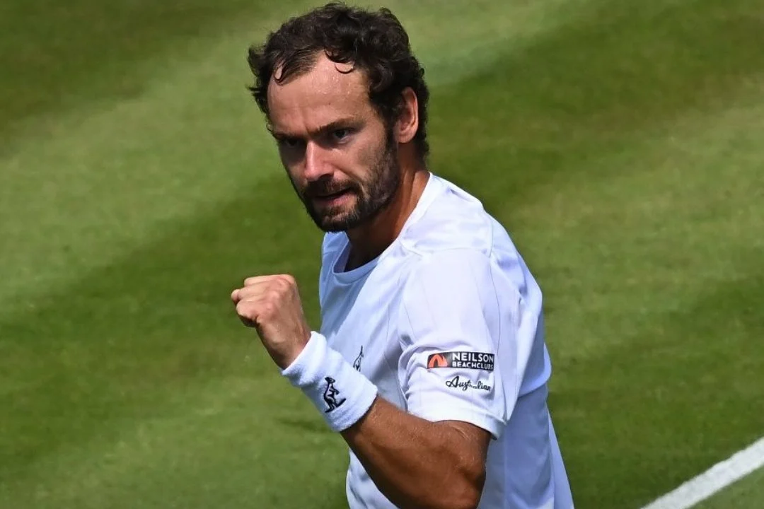Safiullin voltar ao top 100: Roman Safiullin em Wimbledon