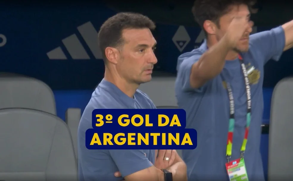 Scaloni não reage na beira do campo durante gols da Argentina
