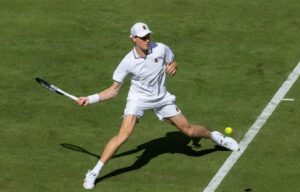 Sinner salva set-point em quadra de Wimbledon