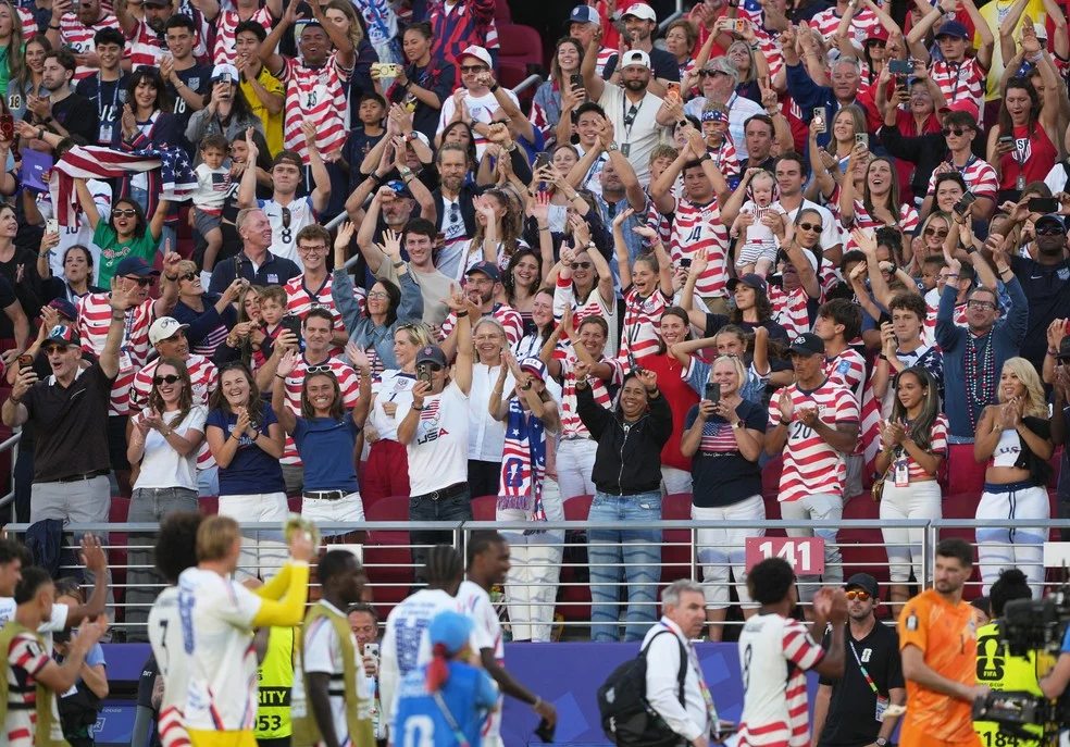 Torcida dos Estados Unidos celebra classificação dos EUA na Copa