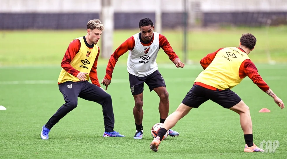 Jogadores do Athletico em treino pelo Brasileirão Sub-20