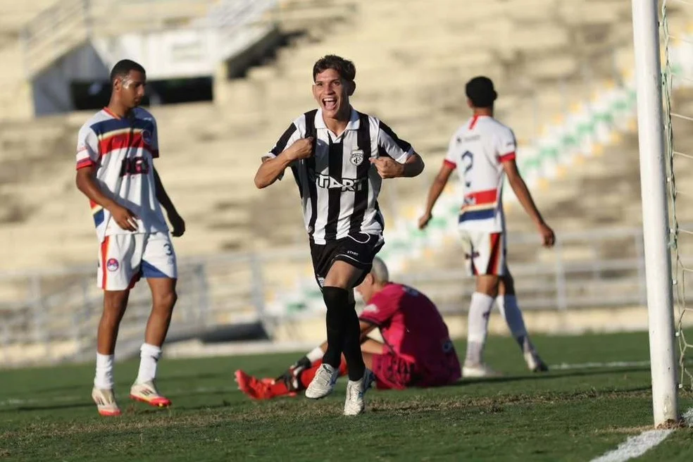 Treze em ação no Paraibano Sub-20 2026 — Kayke em disputa de bola