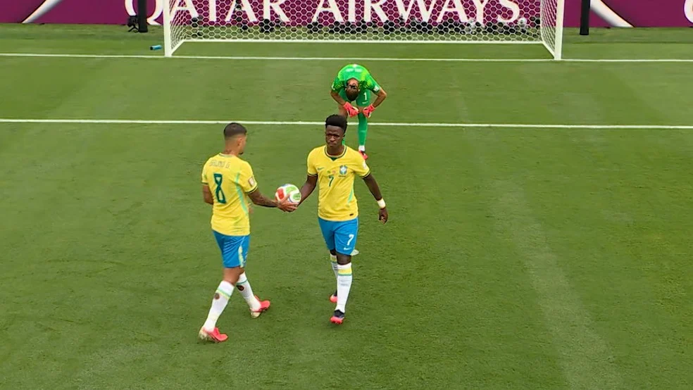 Vini Jr não cobrou o pênalti — Vini Junior entrega a bola para Bruno Guimaraes