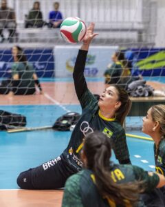 Bruna Nascimento em treino de vôlei sentado