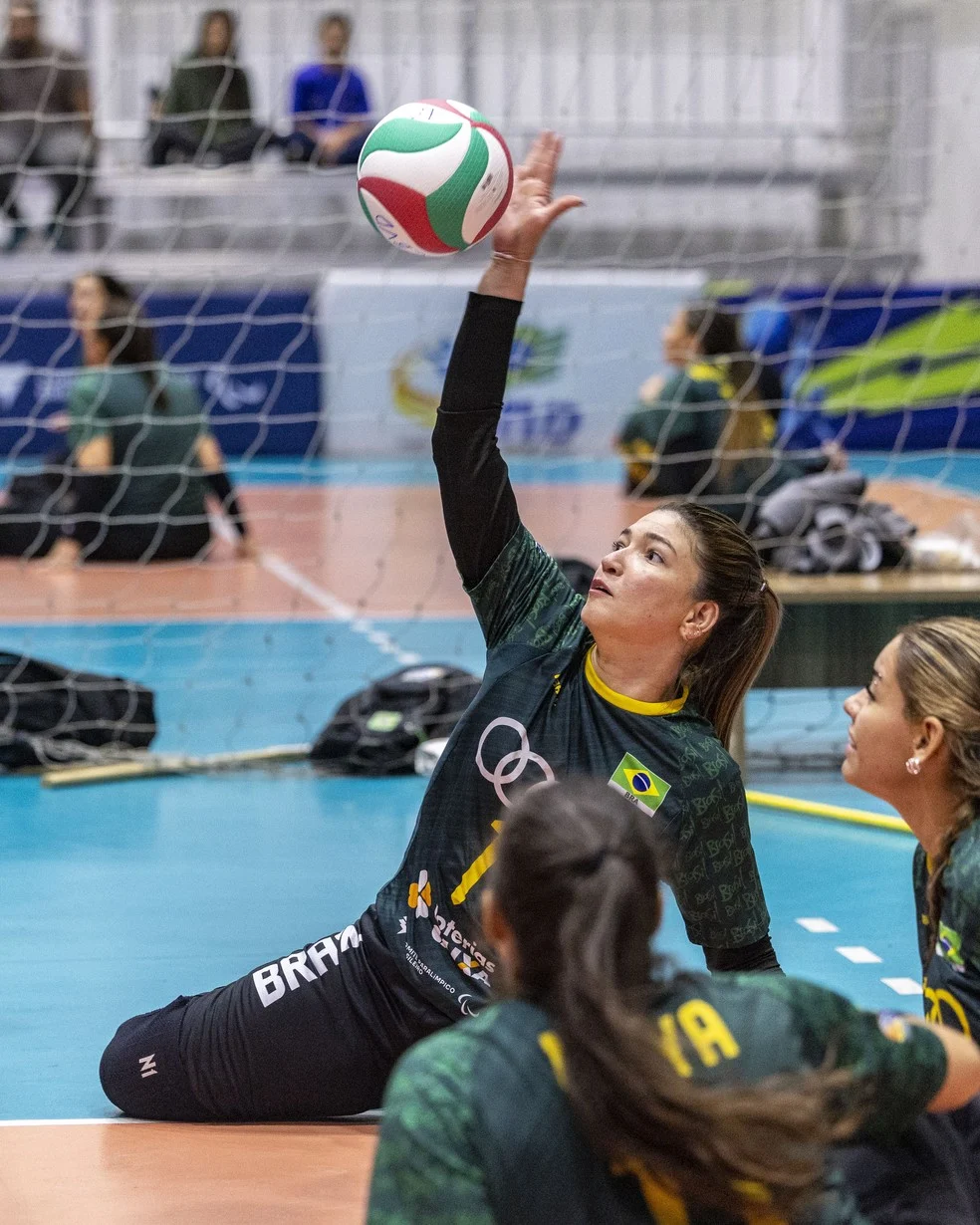 Bruna Nascimento em treino de vôlei sentado