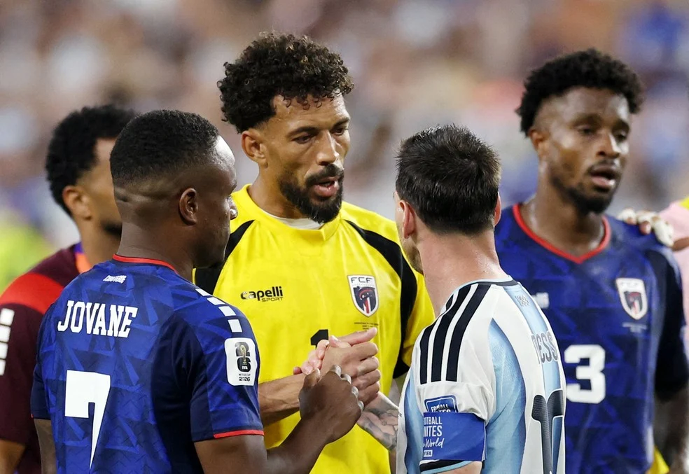 Vozinha na Copa cumprimenta Messi — Foto: REUTERS/Amanda Perobelli