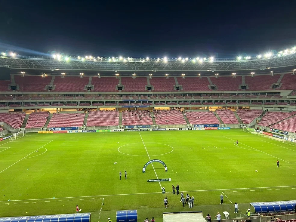 Torcida na Arena de Pernambuco antes de Santa Cruz x Ituano