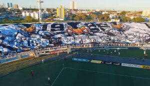 Torcida do Treze com novo bandeirão no Amigão — Treze público em destaque