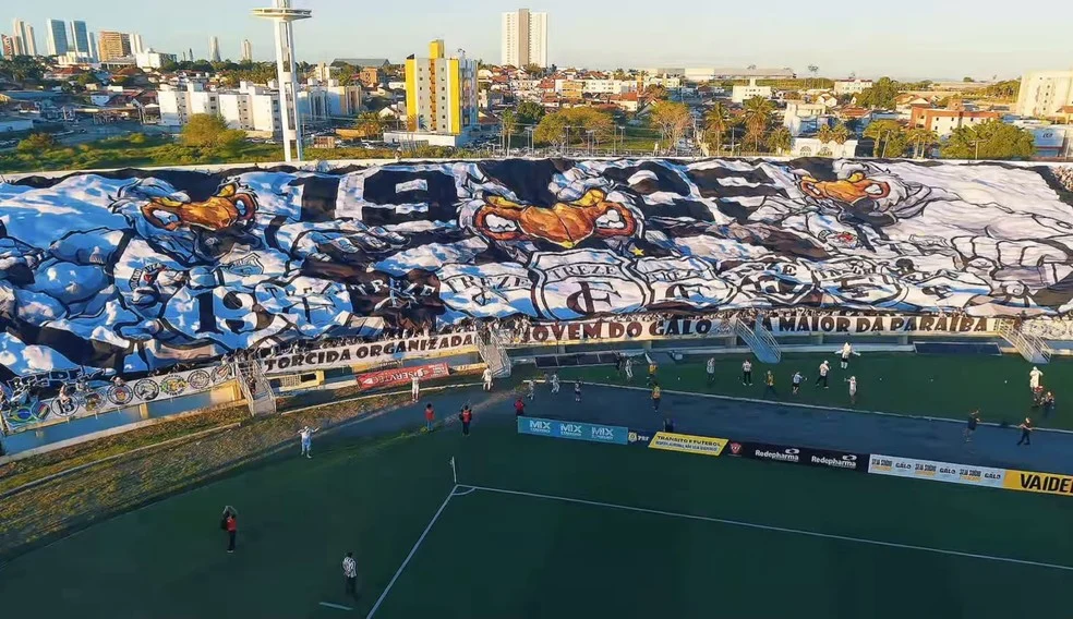 Torcida do Treze com novo bandeirão no Amigão — Treze público em destaque