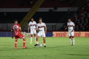 Rafael Gava em lance contra o CRB — Botafogo-SP falta de eficiência
