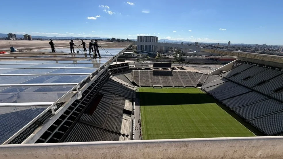 Limpeza na Neo Química Arena com equipe trabalhando