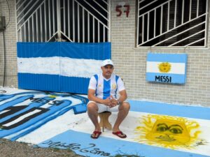 Casa decorada por torcedor da Argentina em Maranguape