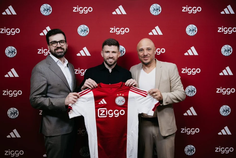 Caio Henrique com a camisa do Ajax