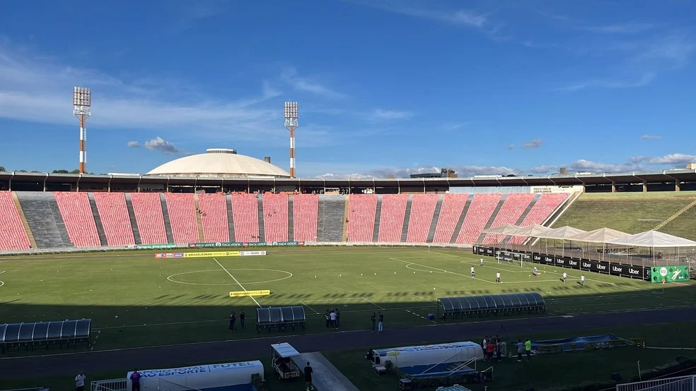 Vista do Parque do Sabiá com novos bancos e camarote