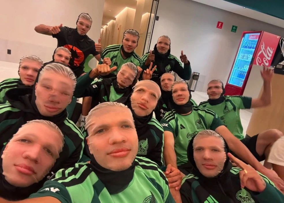 Jogadores do México em remada viking com máscaras de Haaland