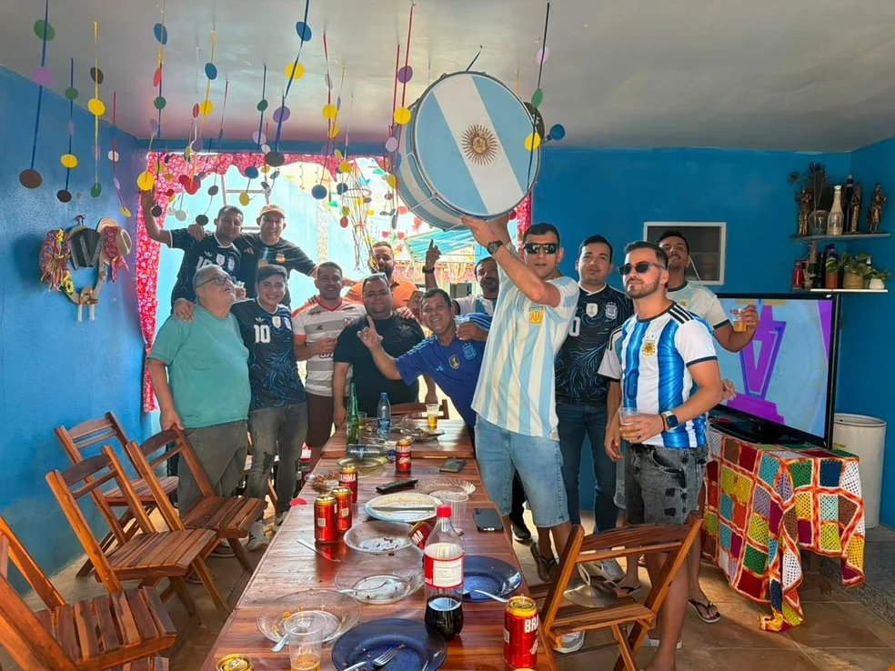 Torcedores da Argentina em Toritama com bombo durante a Copa