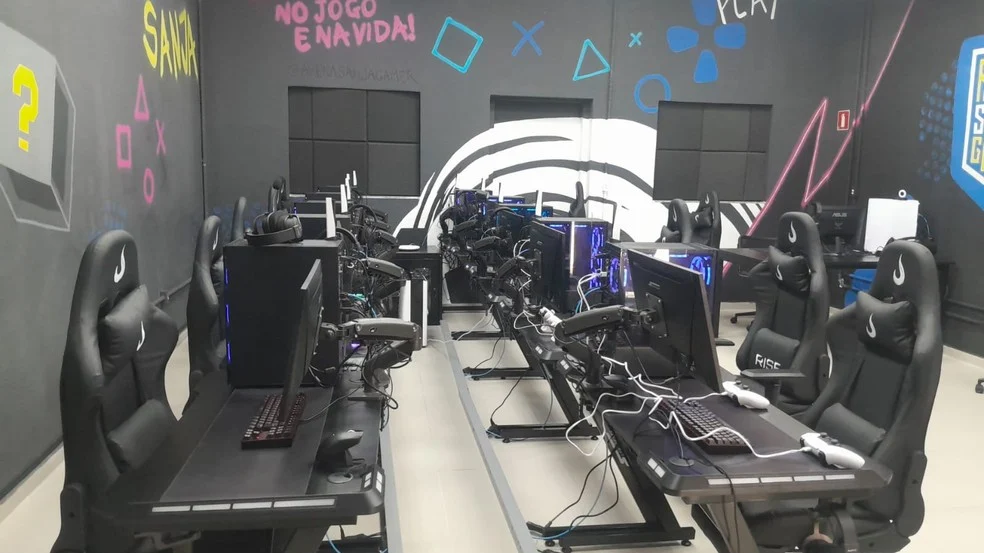 Entrada da arena gamer pública em São José dos Campos