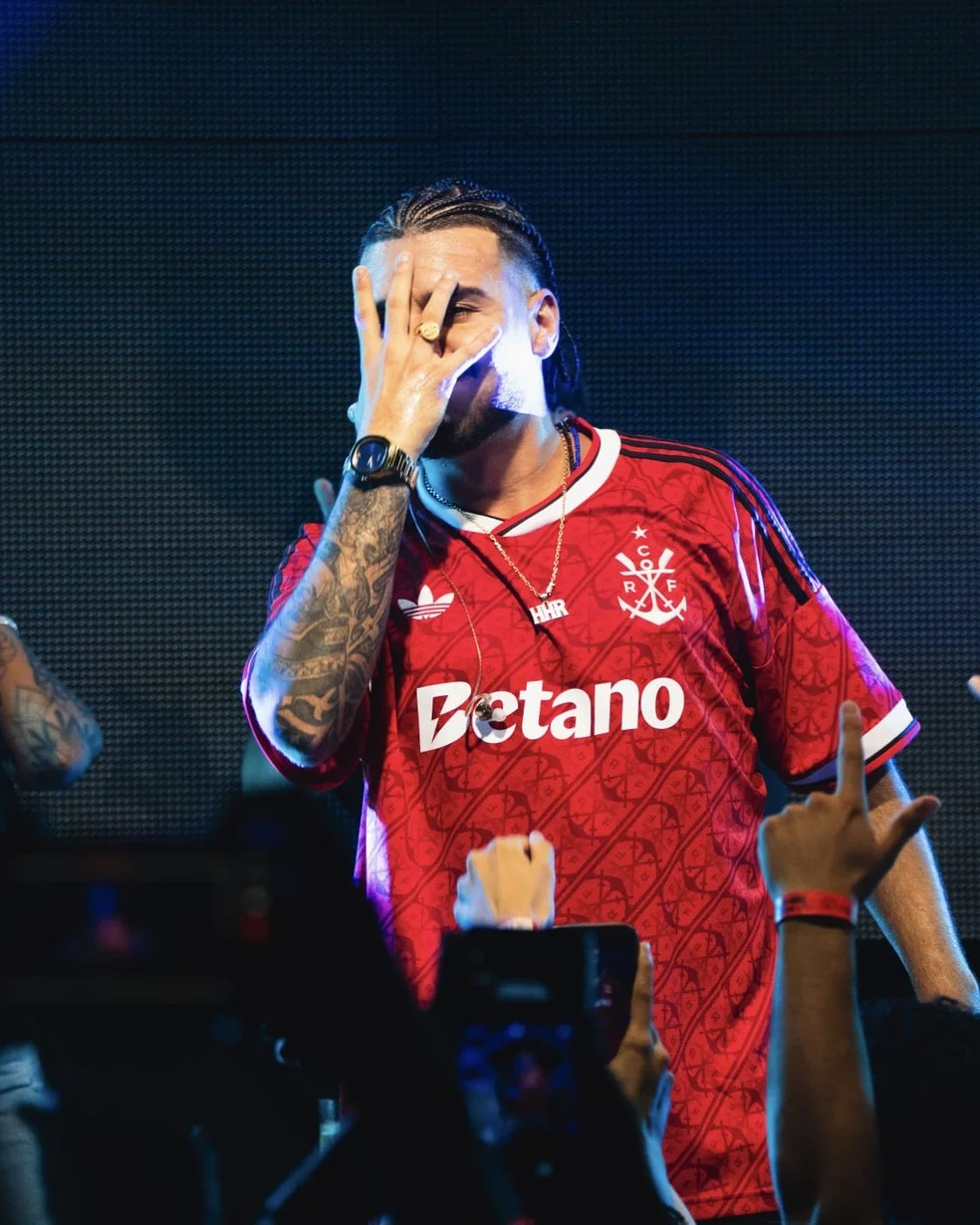Terceiro uniforme do Flamengo usado por rapper durante show em Macapá
