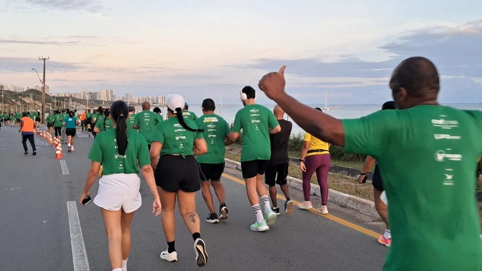 Atletas na Corrida São Luís nas avenidas Litorânea e Avicênia