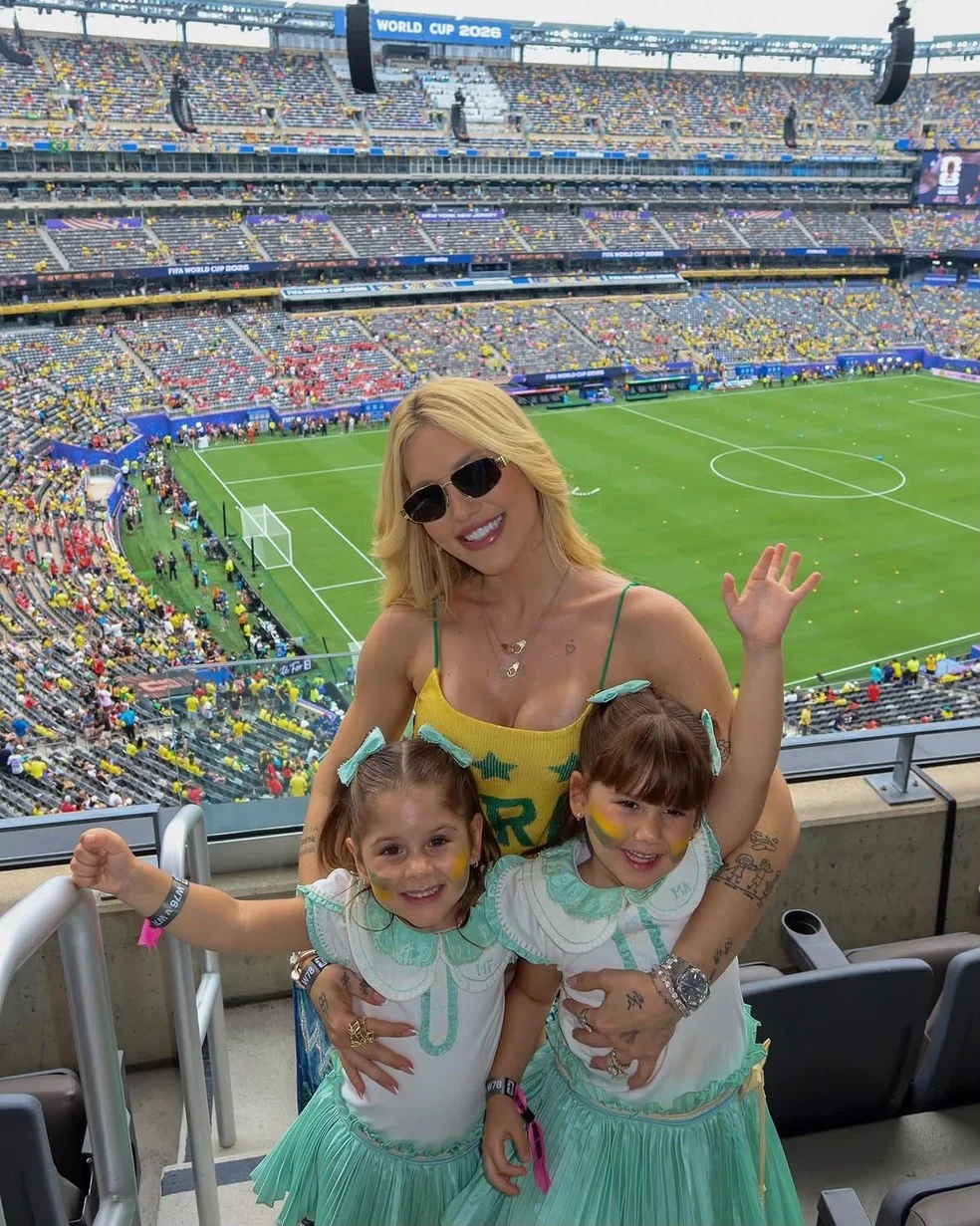 Virgínia Fonseca com as filhas no estádio de Nova Jersey