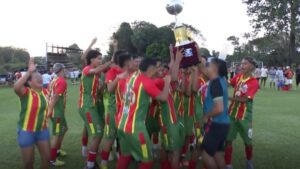 Sem Terra Sub-17 comemorando o tetracampeonato em Santarém