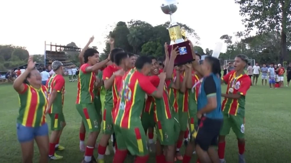 Sem Terra Sub-17 comemorando o tetracampeonato em Santarém