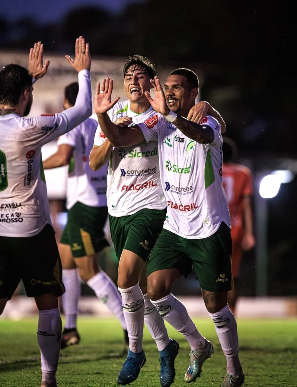 Zagueiro Feliphe comemora após gol: Luverdense vence Guaporé