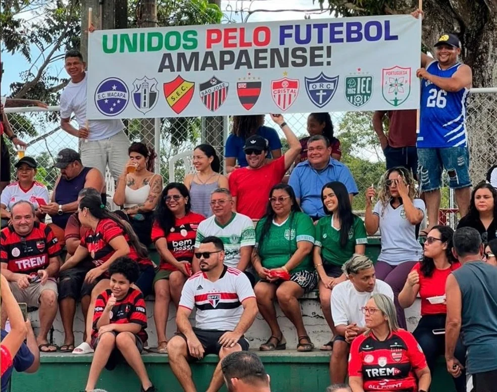 Torcedores apoiam Trem nas arquibancadas do Augusto Antunes