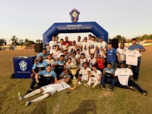 Jogadores do Batalhão com o troféu do Tocantinense Sub-20