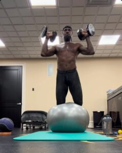 LeBron James em exercício de equilíbrio sobre bola de pilates