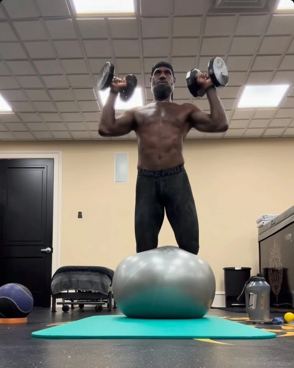 LeBron James em exercício de equilíbrio sobre bola de pilates