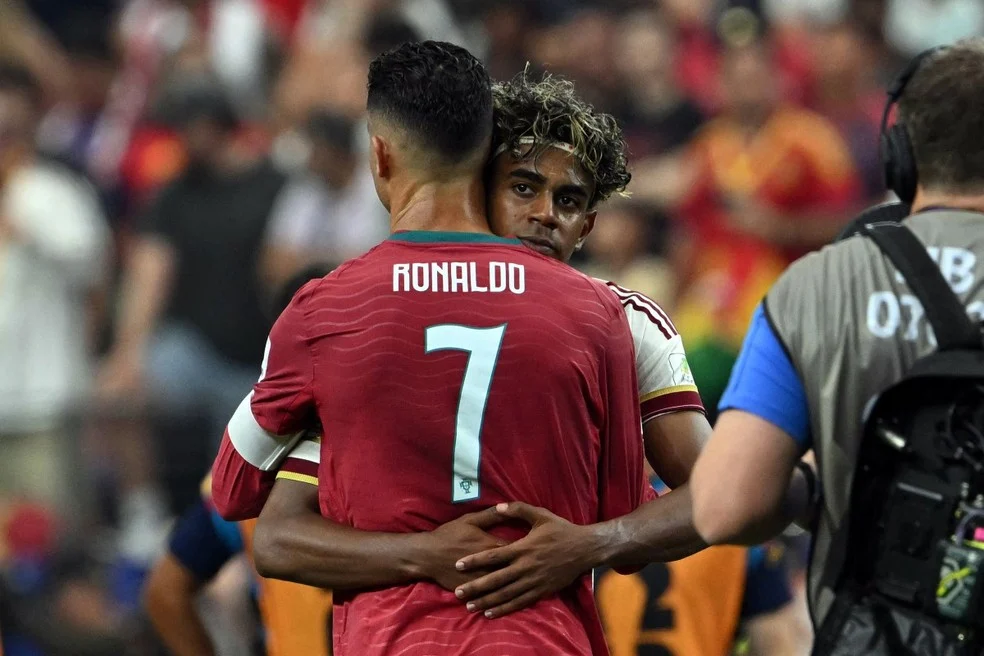 Lamine Yamal consola Cristiano Ronaldo em campo