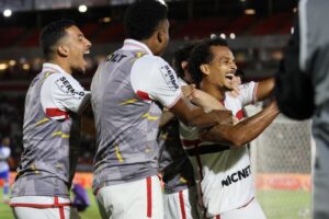 Morelli e Hygor comemoram pelo Botafogo-SP