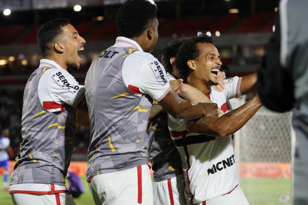 Morelli e Hygor comemoram pelo Botafogo-SP