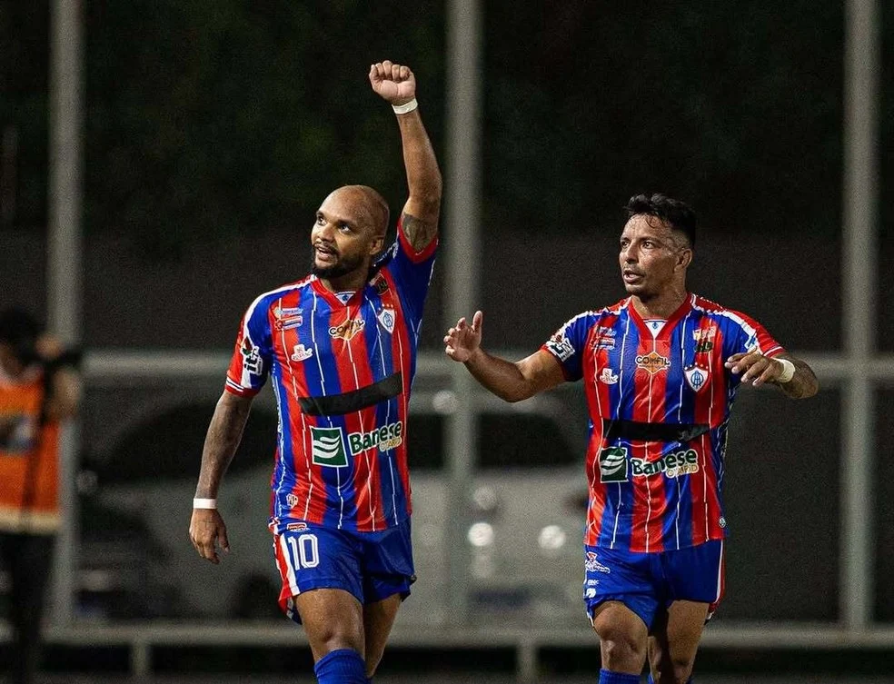 Itabaiana vence duas: Rodrigo Alves e Leilson celebram gol do Itabaiana sobre o Amazonas