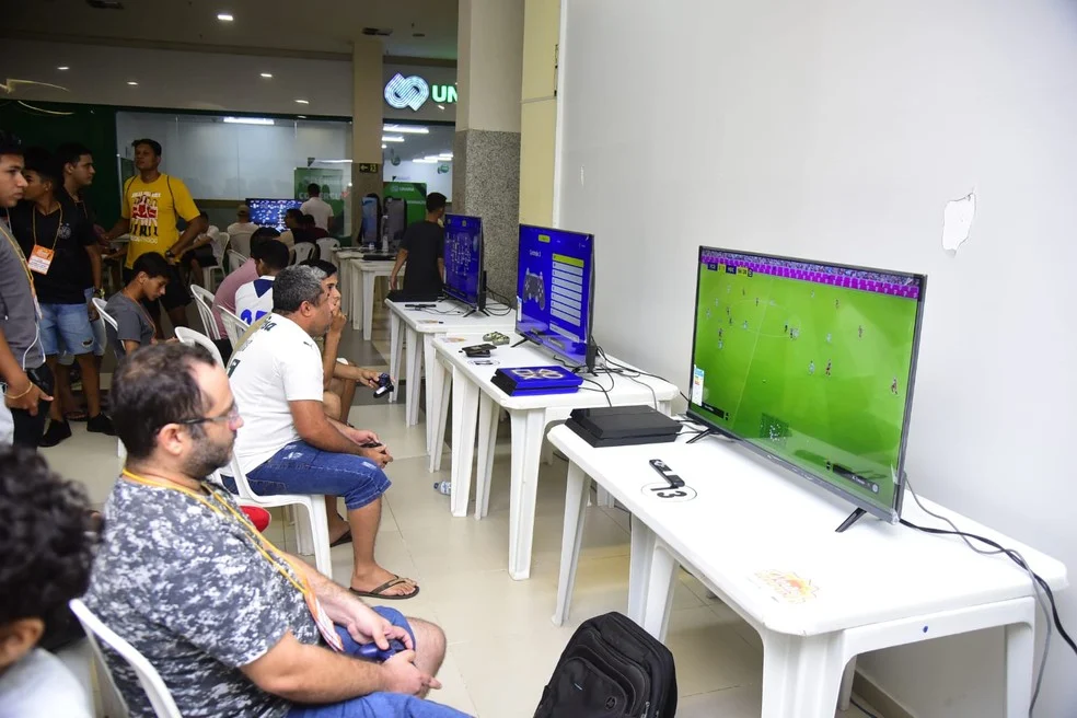 Competidores no Macapá Shopping durante Seletiva eFootball Day