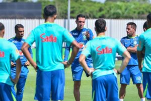 Paulo Victor com a Seleção Sub-20 durante visita a clubes mineiros